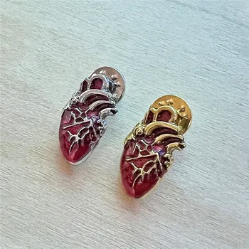 Gotik Kalp Emaye Broş Kırmızı Vücut Organı Kalp Metal Rozet Altın / Gümüş Renk Yaka İğneler Punk Giyim Takı Aksesuarları Hediye